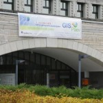 GIS päeva bänner Rahvusraamatukogu fassaadil